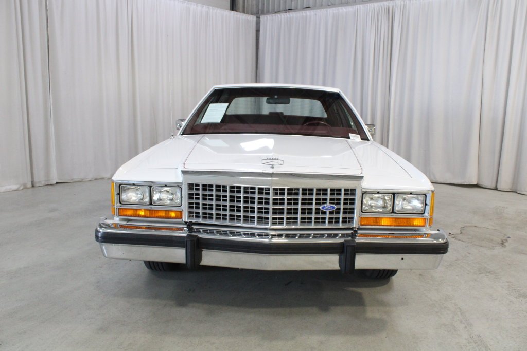 Used 1987 White Ford LX image 34