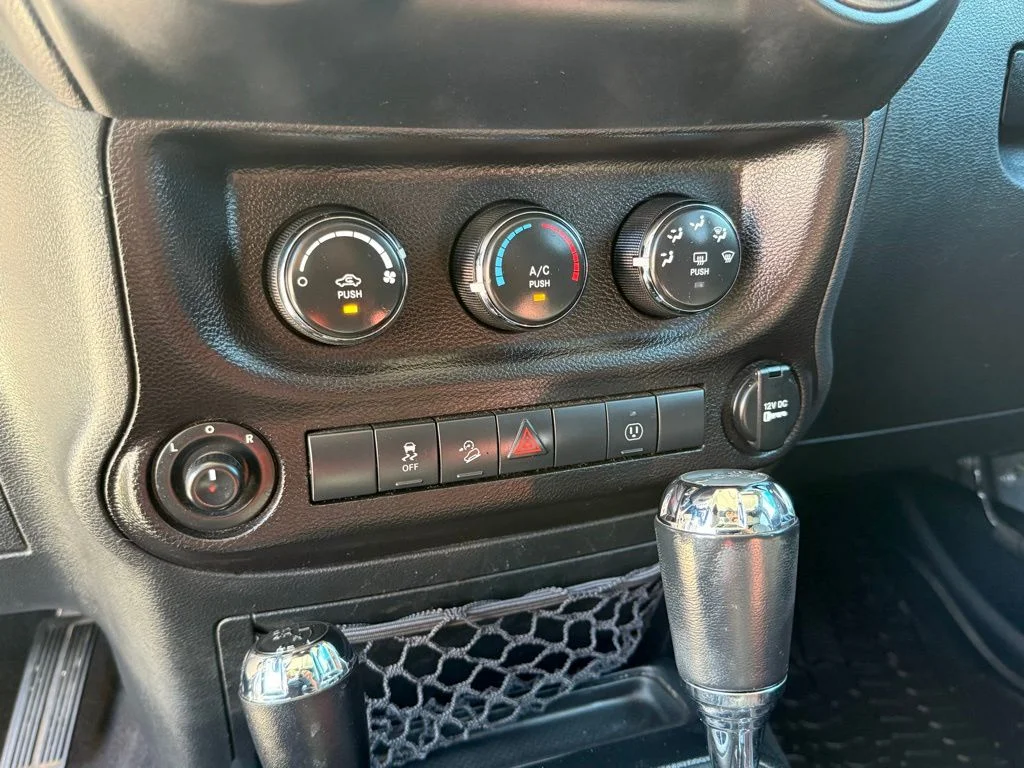 Used 2018 Silver Jeep Unlimited Sport image 25