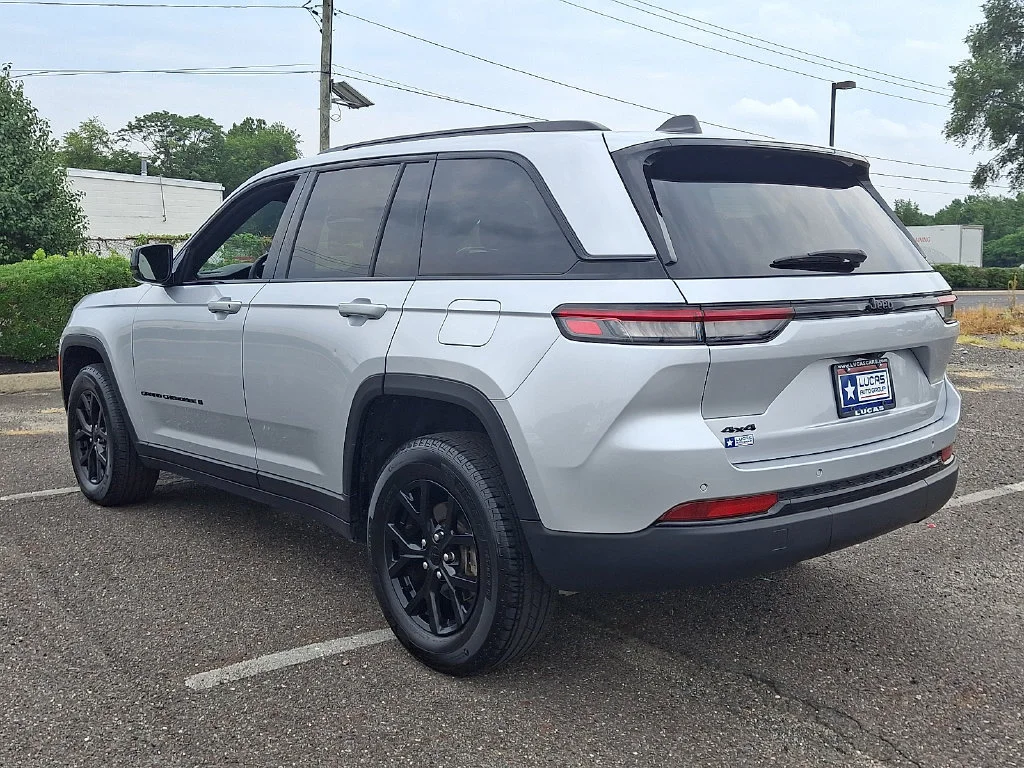 Used 2024 Silver Jeep Altitude X 4x4 image 8