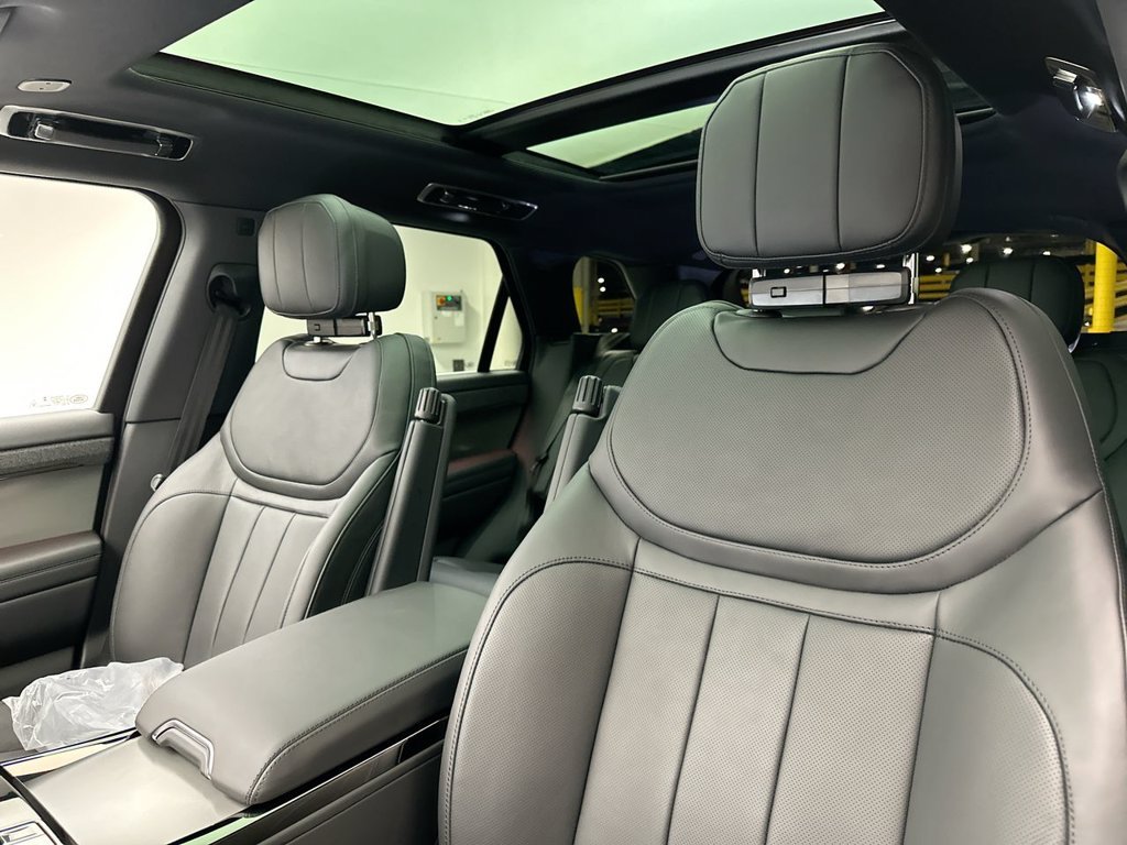 Used 2025 Fuji White Land Rover SE image 8