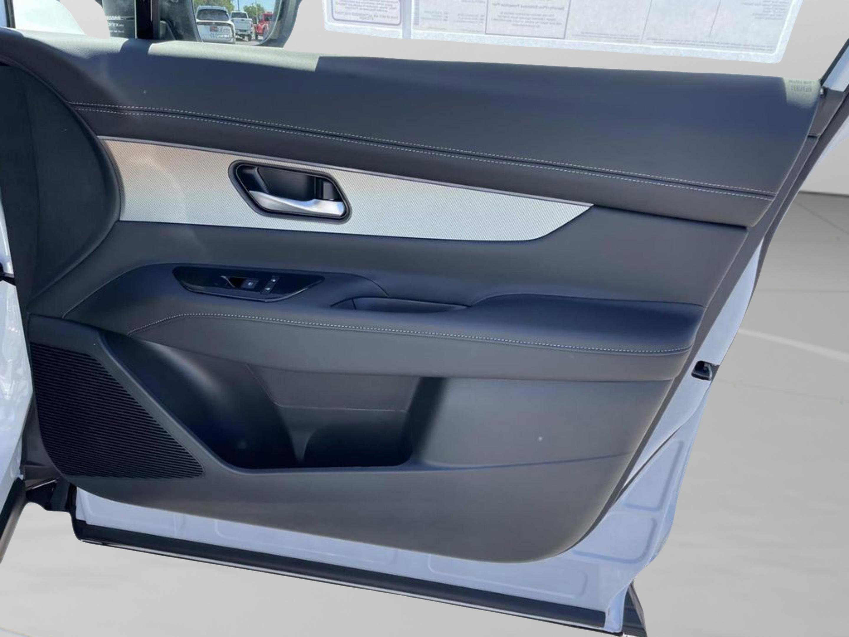 New 2026 Everest White Pearl TriCoat / Super Black Two-tone Nissan Platinum image 17