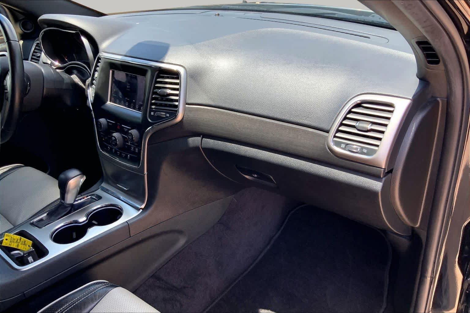 Used 2018 Diamond Black Crystal Pearlcoat Jeep Laredo image 18