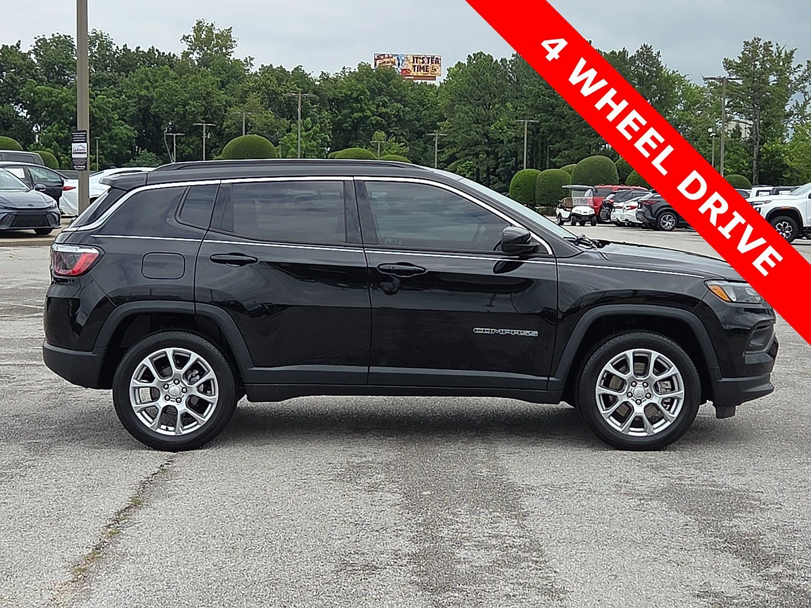 Used 2024 Diamond Black Crystal Pearlcoat Jeep Latitude Lux image 6