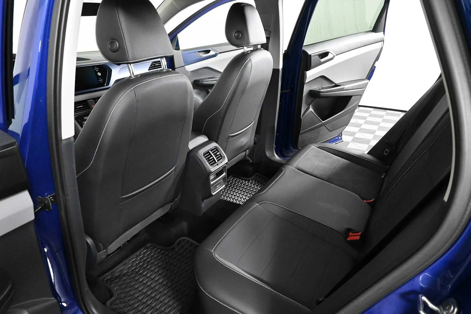 Certified Used 2023 Dusk Blue Metallic Volkswagen SE image 12