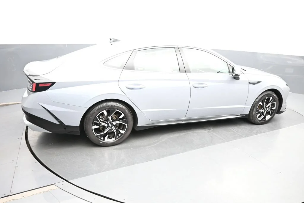 Used 2025 Blue Hyundai SEL image 9