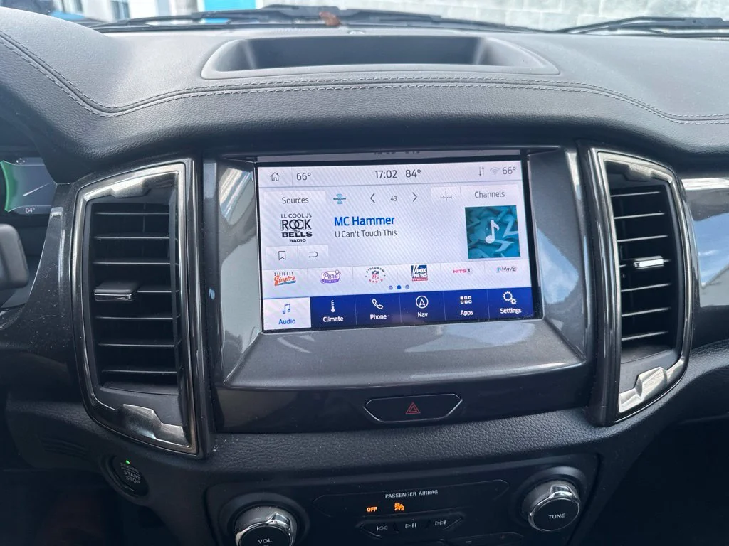 Used 2020 Silver Ford Lariat image 23