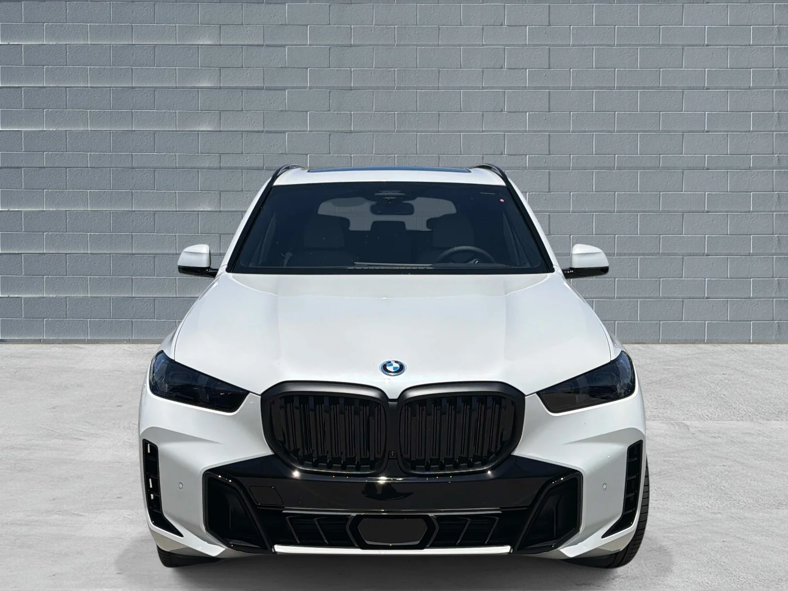New 2026 Mineral White Metallic BMW xDrive50e Plug-In Hybrid image 2
