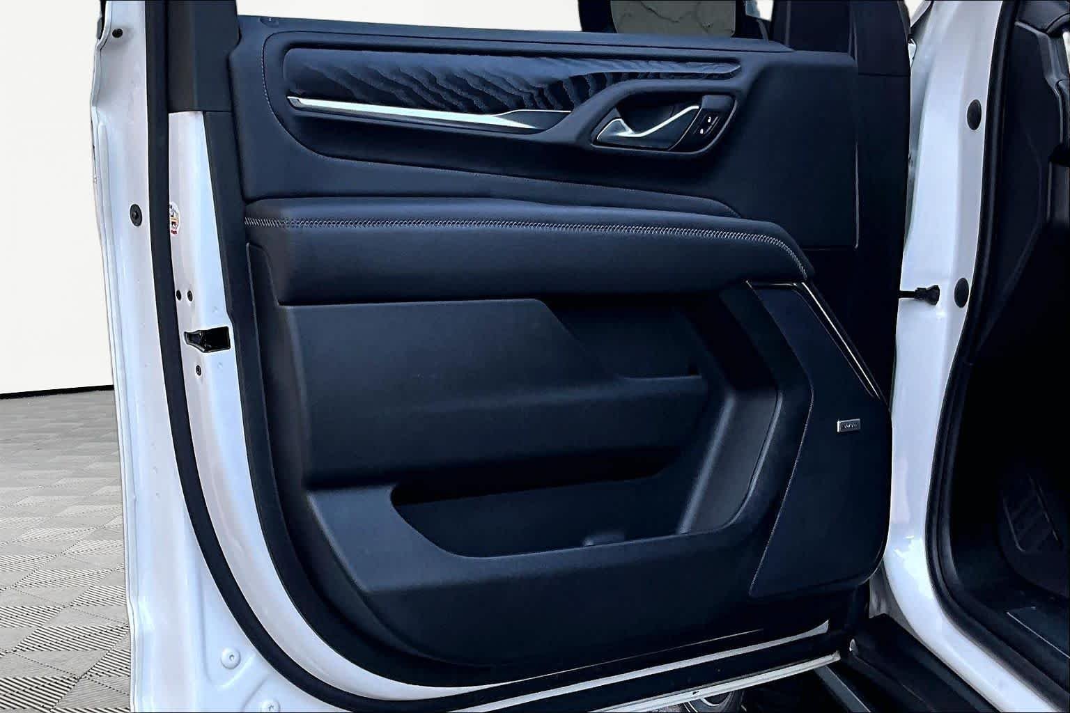 Used 2022 White Frost Tricoat GMC Denali image 22