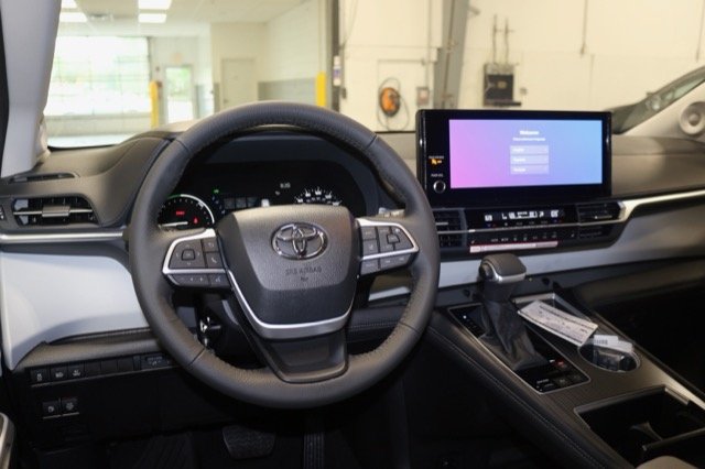 New 2026 Wind Chill Pearl <sup>1</sup> Toyota  XLE image 6