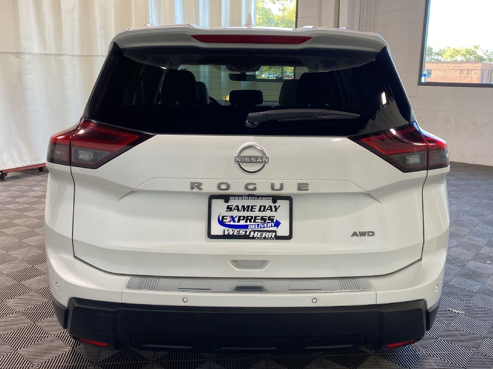 Used 2026 Everest White Pearl Tricoat Nissan SV image 4