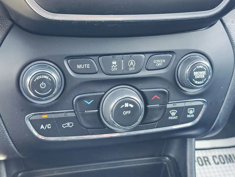 Used 2019 Green Jeep Latitude Plus image 30