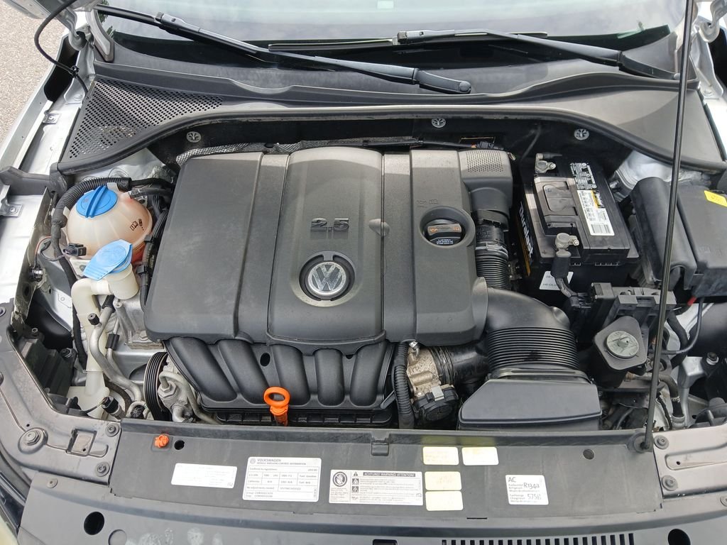 Used 2012 Silver Volkswagen 2.5 S image 19