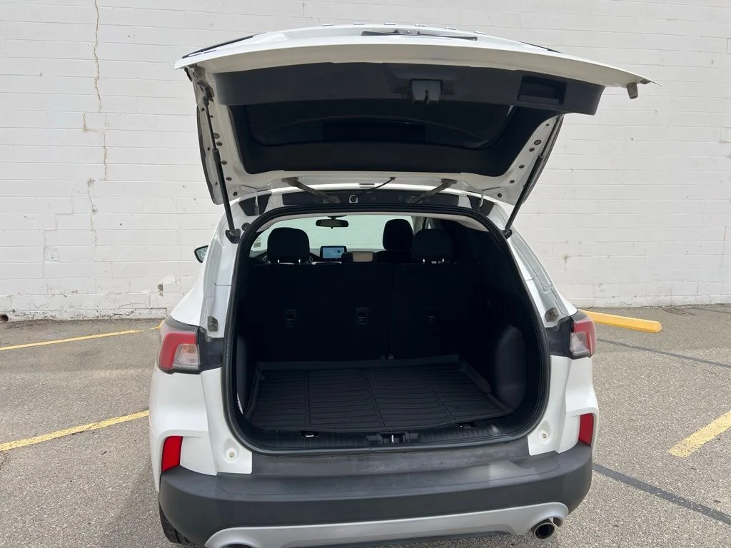 Used 2022 Star White Ford SE image 5
