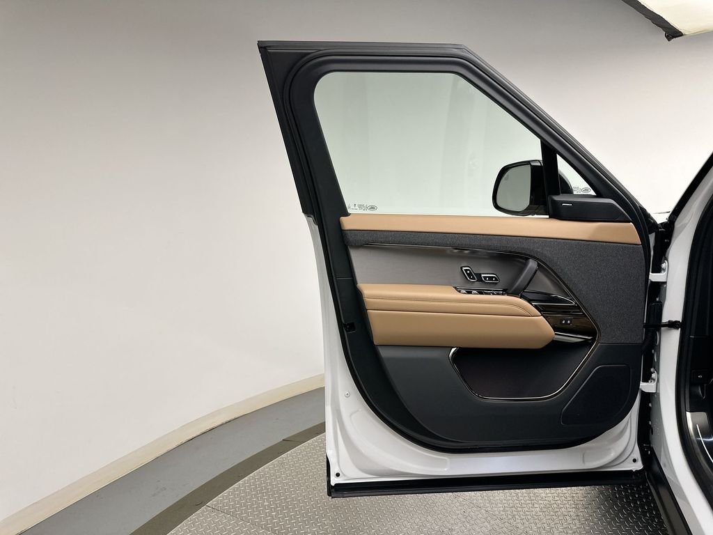 New 2026 Fuji White Land Rover SE image 17