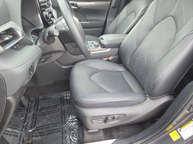 Certified Used 2025 MAGNETIC GRAY MET. Toyota  image 6