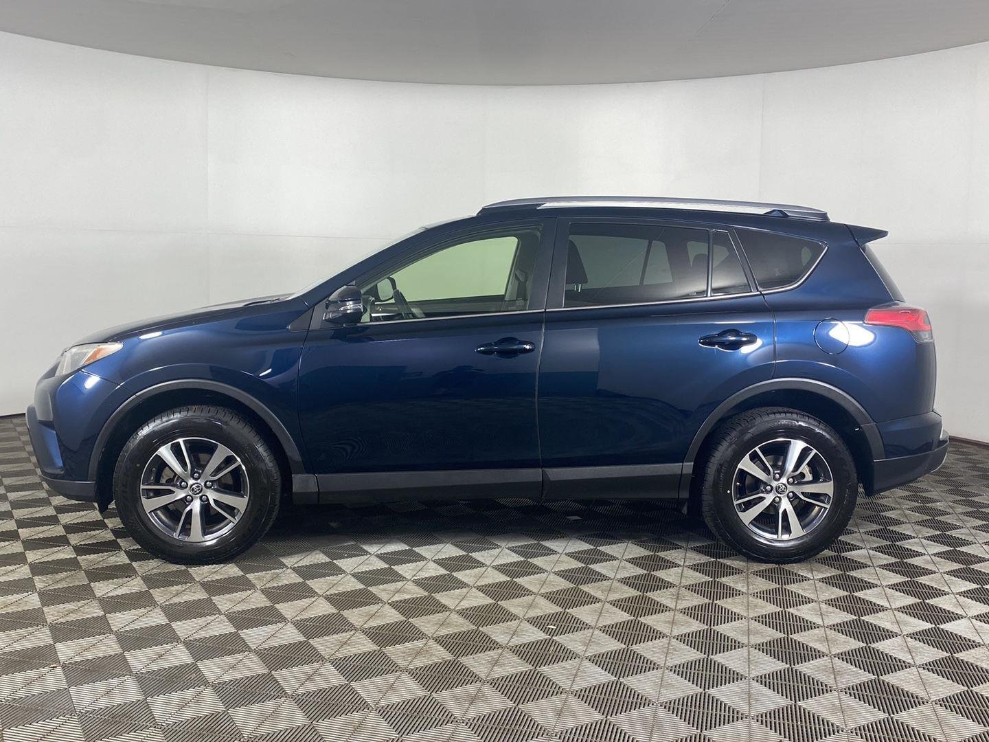 Used 2018 Galactic Aqua Mica Toyota XLE image 3