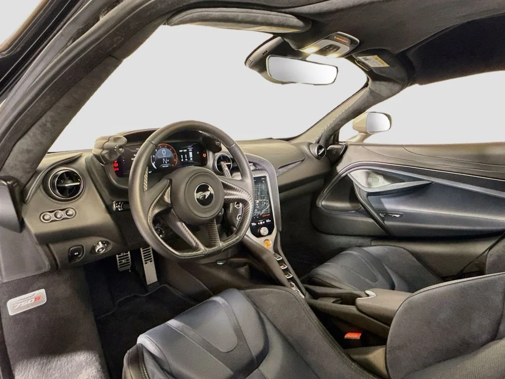 Used 2025 Blade Silver McLaren Coupe image 9