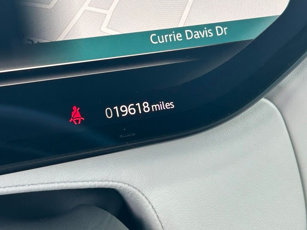 Used 2024 White Land Rover Dynamic SE image 25