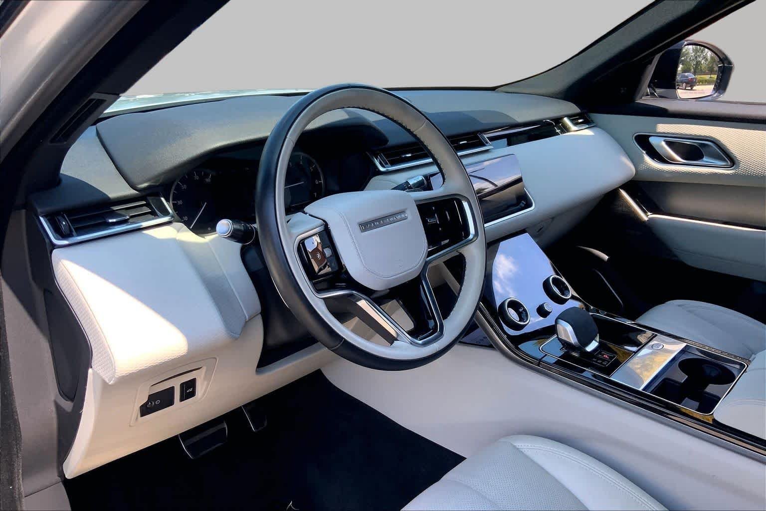 Used 2023 Hakuba Silver Metallic Land Rover R-Dynamic S image 18