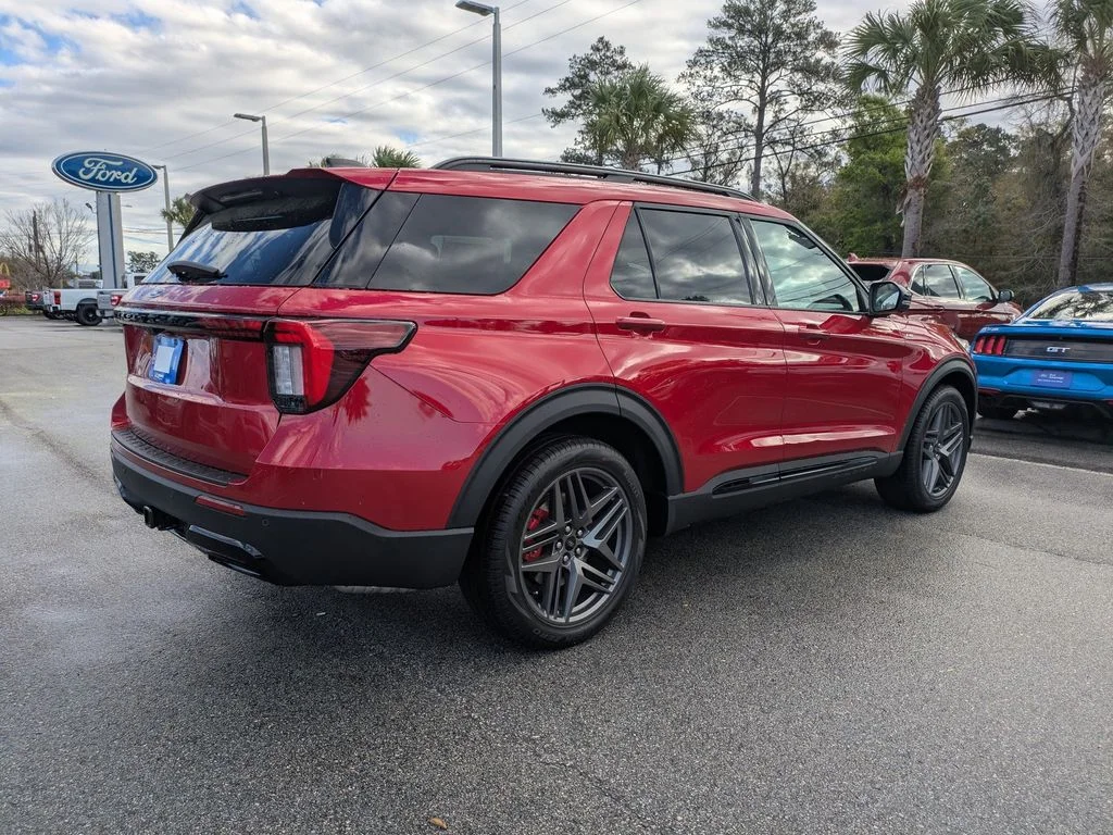 New 2026 Rapid Red Metallic Tinted Clearcoat Ford ST-Line image 4