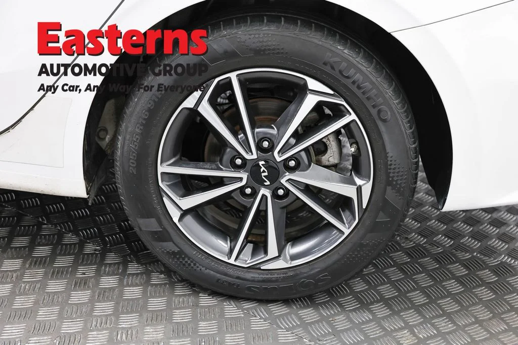 Used 2022 White Kia LXS image 32