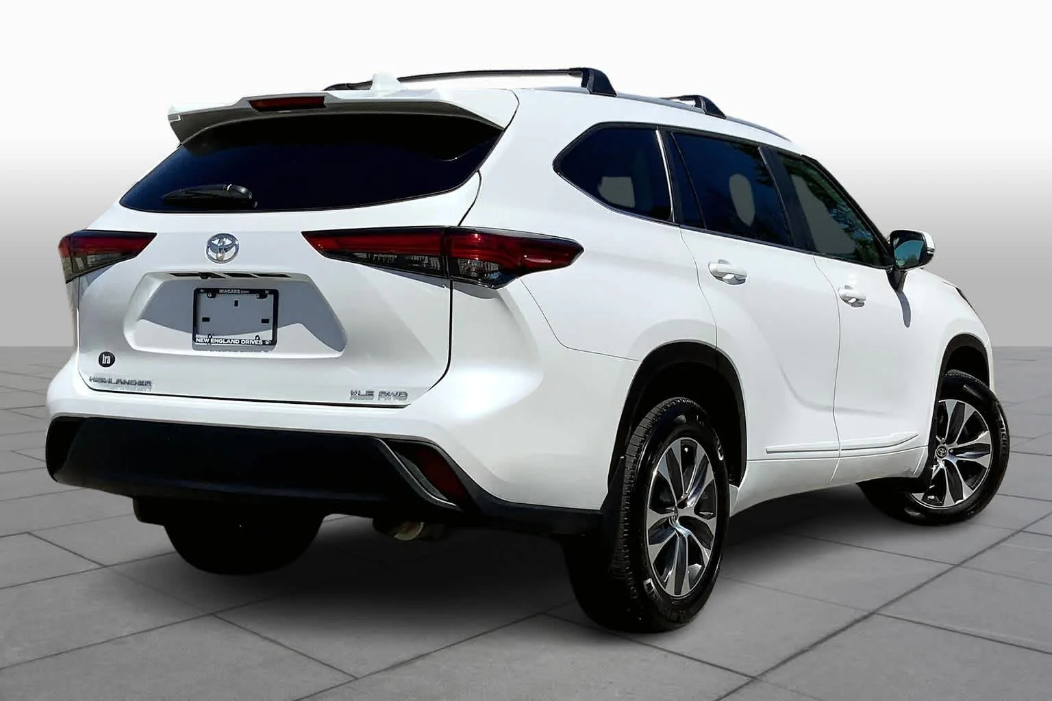 Used 2023 Wind Chill Pearl Toyota XLE image 13