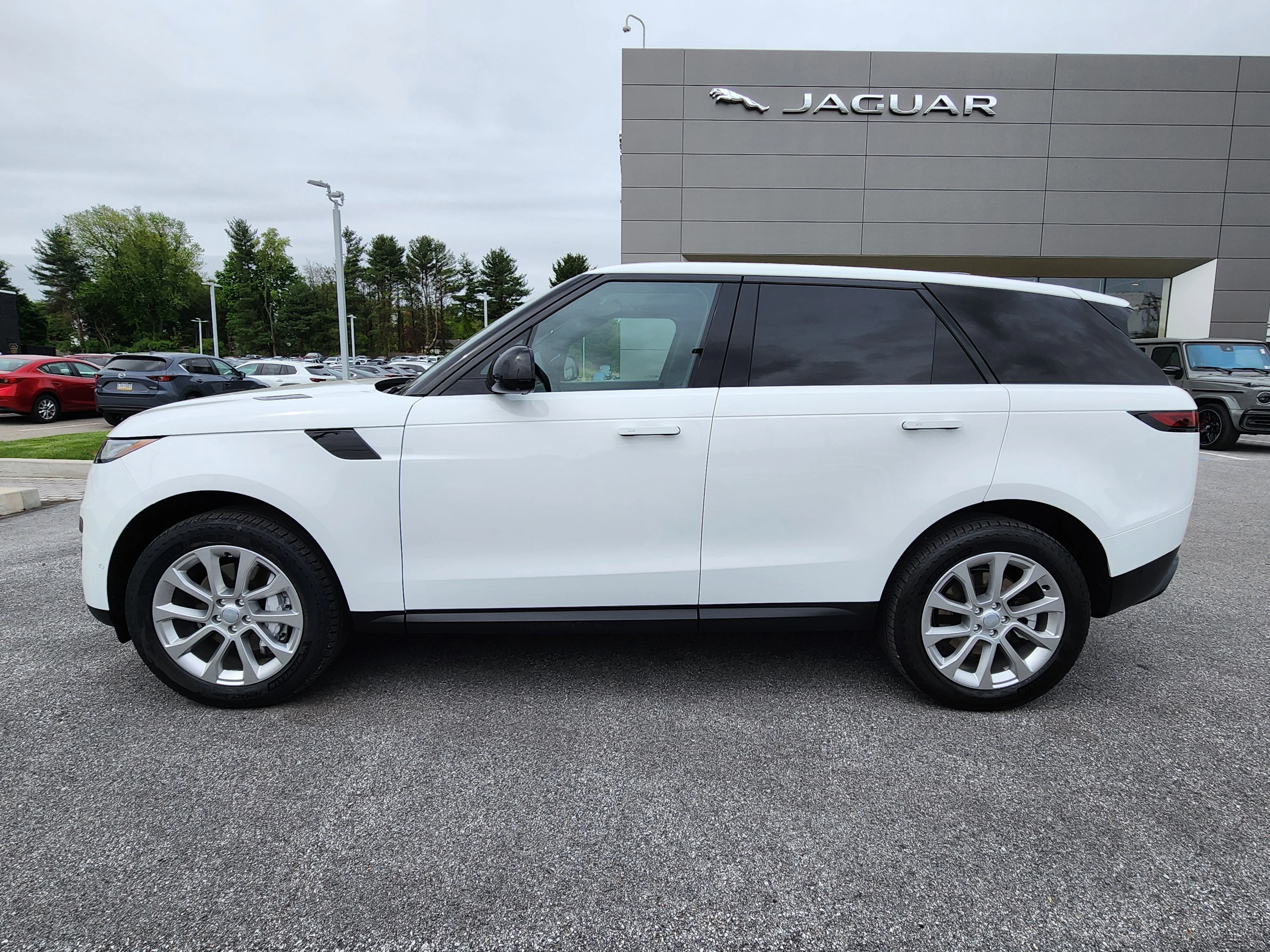 Certified Used 2024 Fuji White Land Rover SE image 5