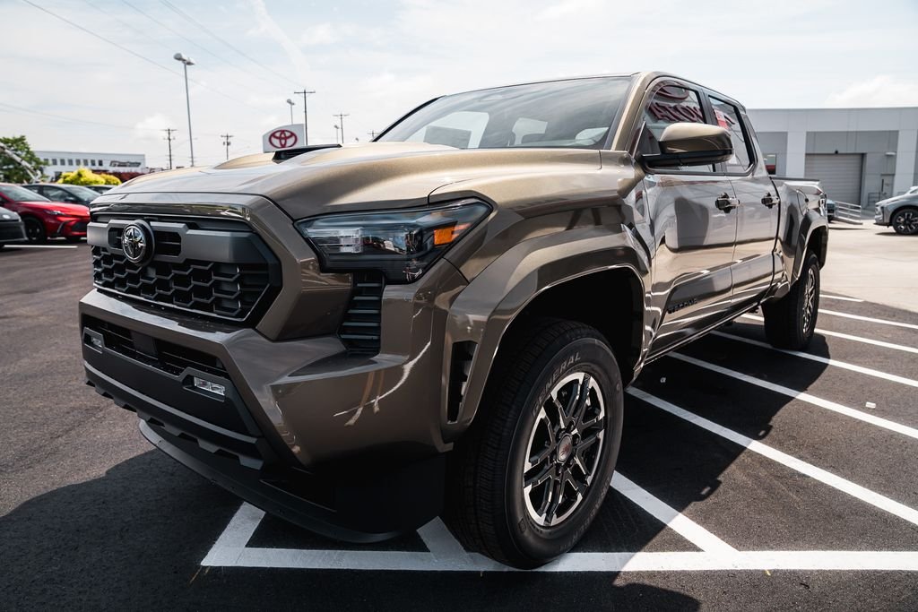 Used 2018 Magnetic Gray Metallic Toyota SR5 image 3