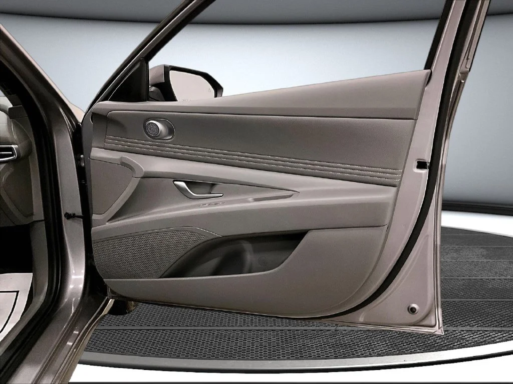 Used 2025 Silver Hyundai SEL Convenience image 28