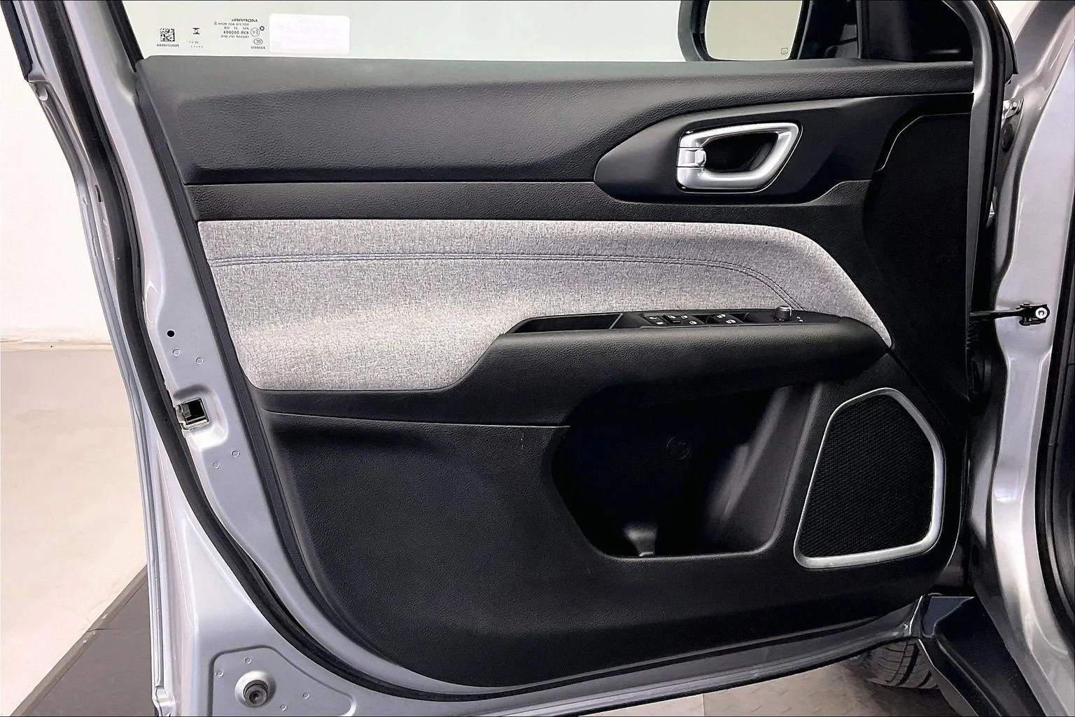 Used 2024 Silver Zynith Metallic Clearcoat Jeep Latitude image 26