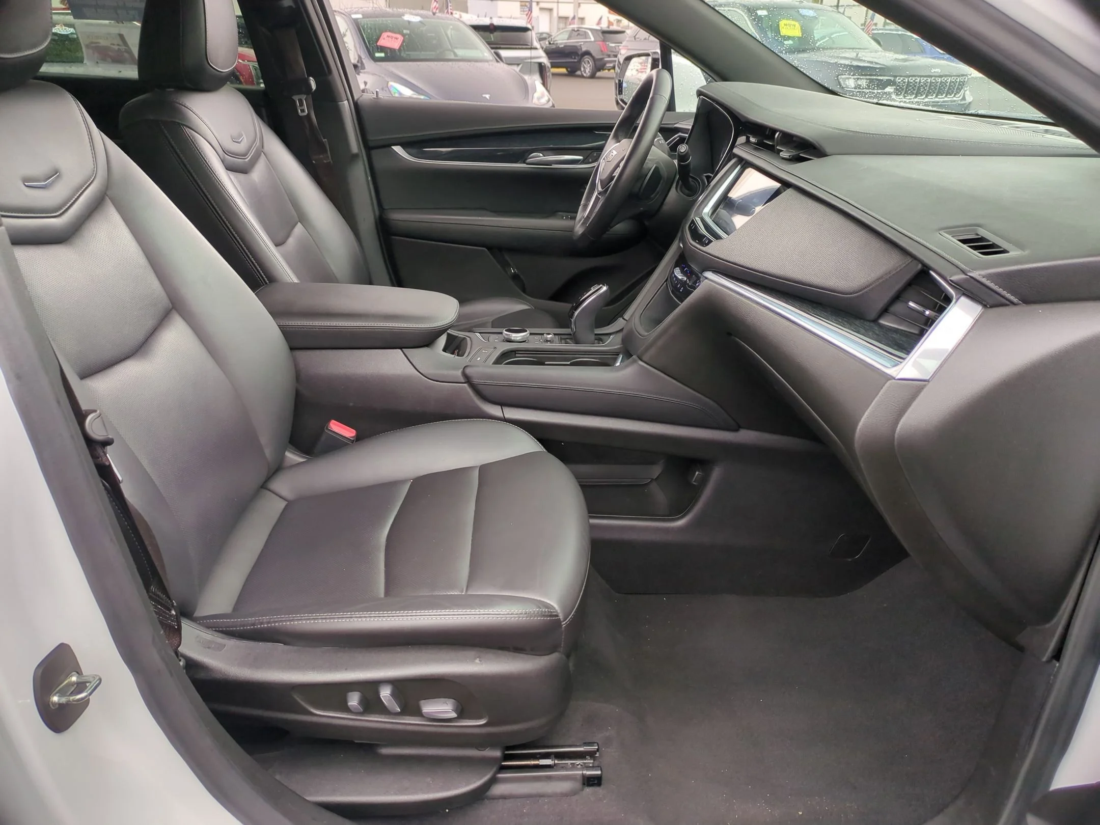 Used 2022 Crystal White Tricoat Cadillac FWD Premium Luxury image 28