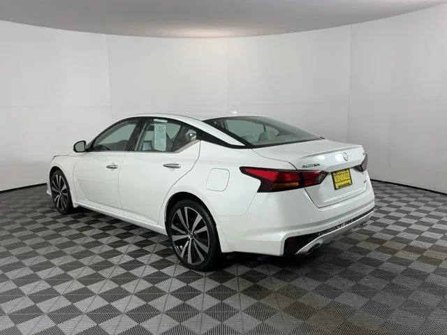 Used 2021  Nissan 2.5 Platinum image 7