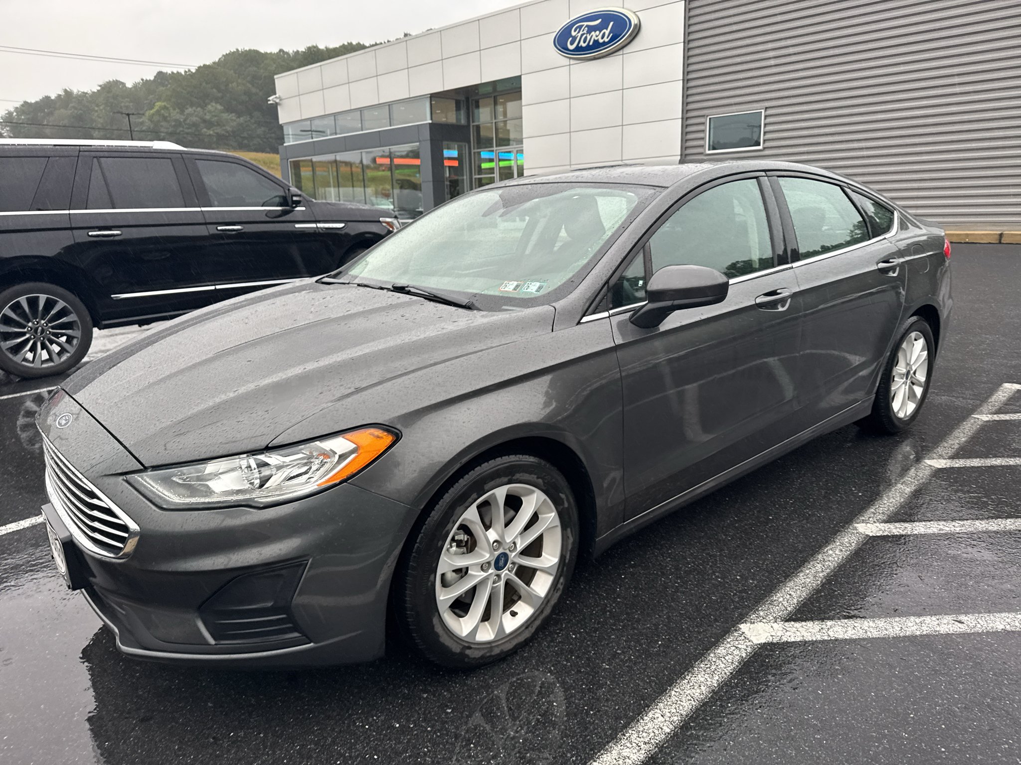 Used 2019 Magnetic Metallic Ford SE image 2