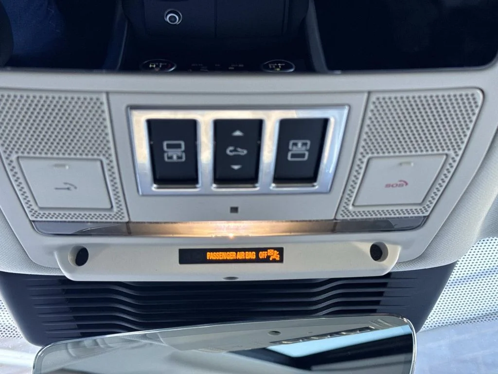 Certified Used 2025 White Land Rover Dynamic SE image 22