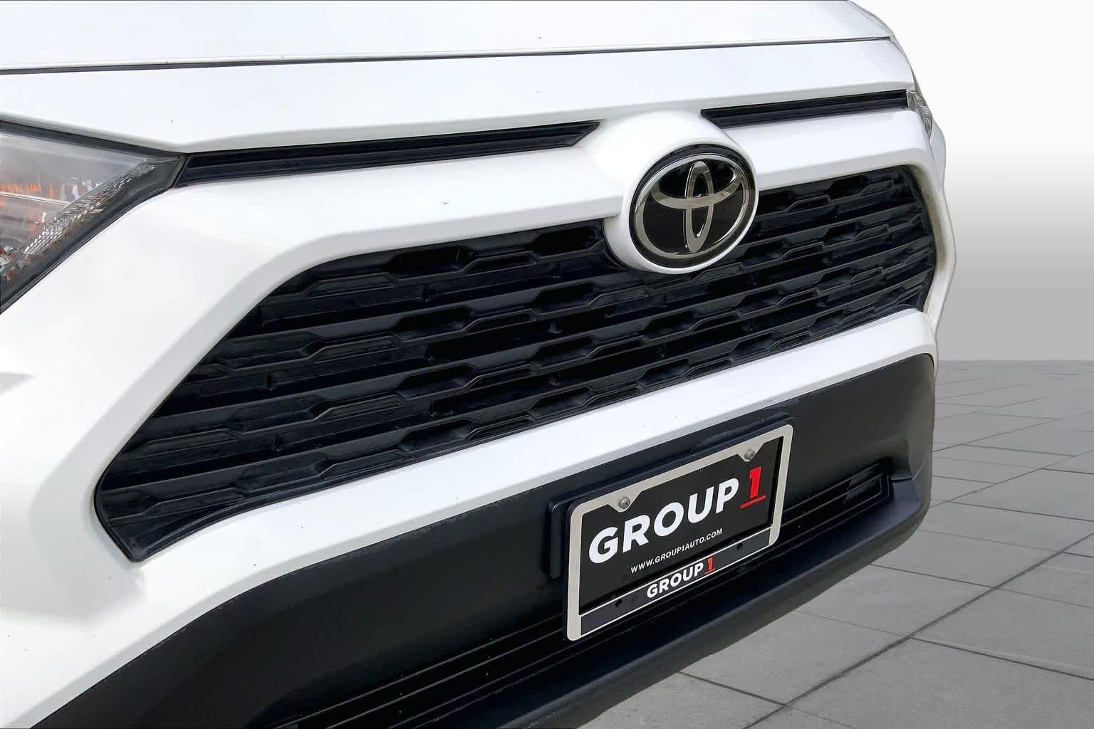 Used 2022 White Toyota LE image 29