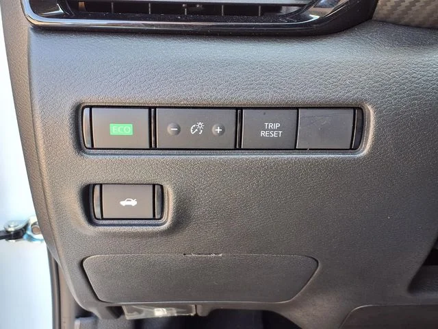 Certified Used 2025 White Nissan SR image 15
