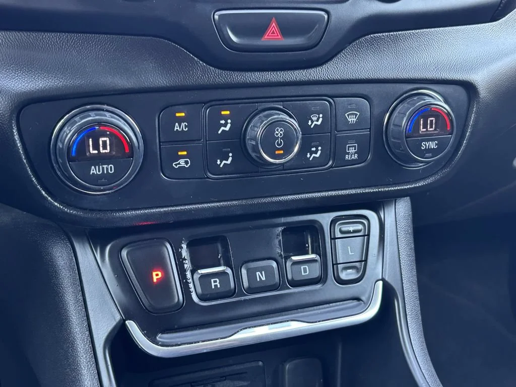 Used 2019 EBONY TWILIGHT METALLIC GMC SLE image 26