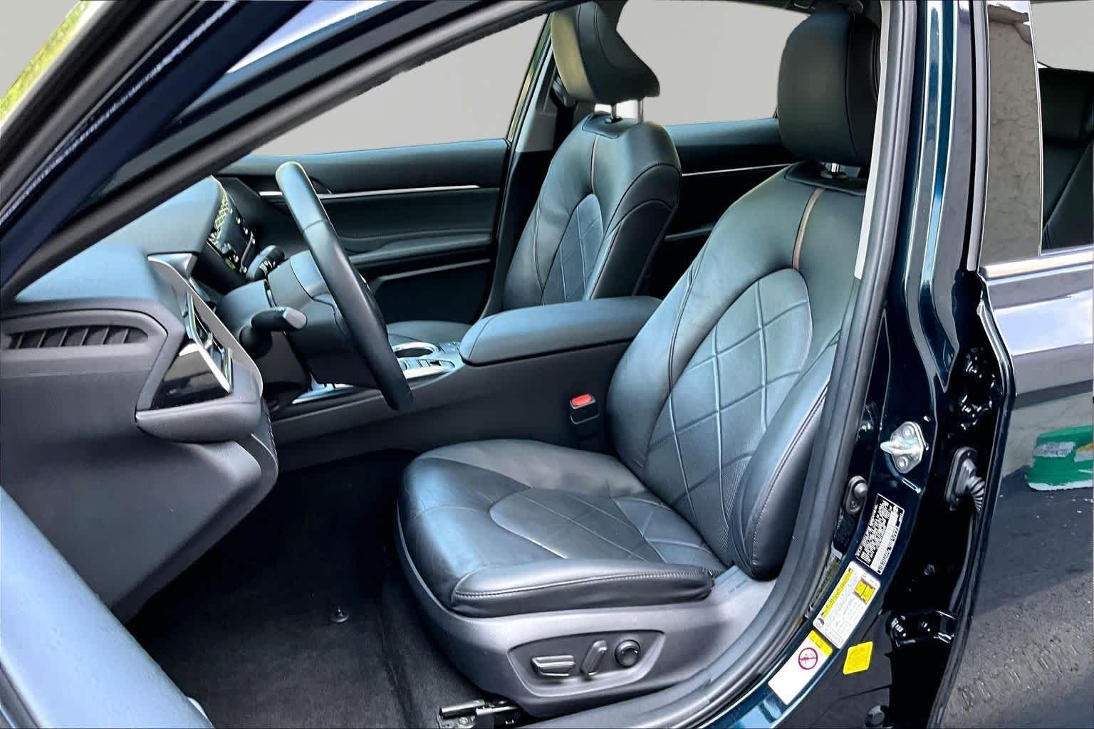 Used 2018 Galactic Aqua Mica Toyota Hybrid XLE image 8