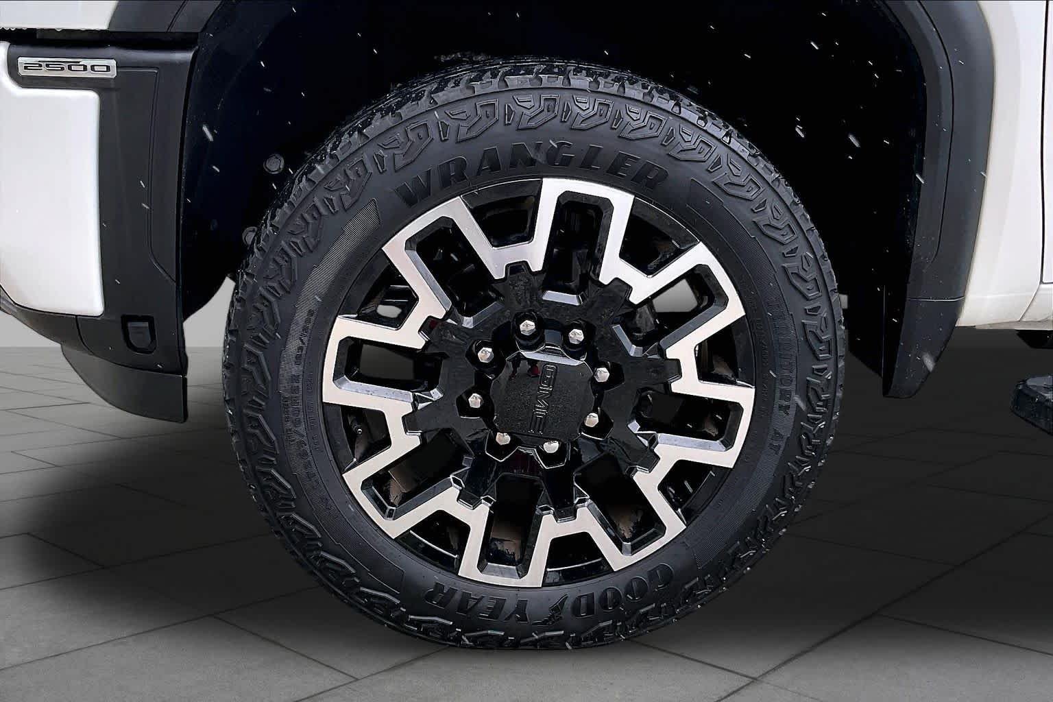Used 2024 White Frost Tricoat GMC Denali image 11