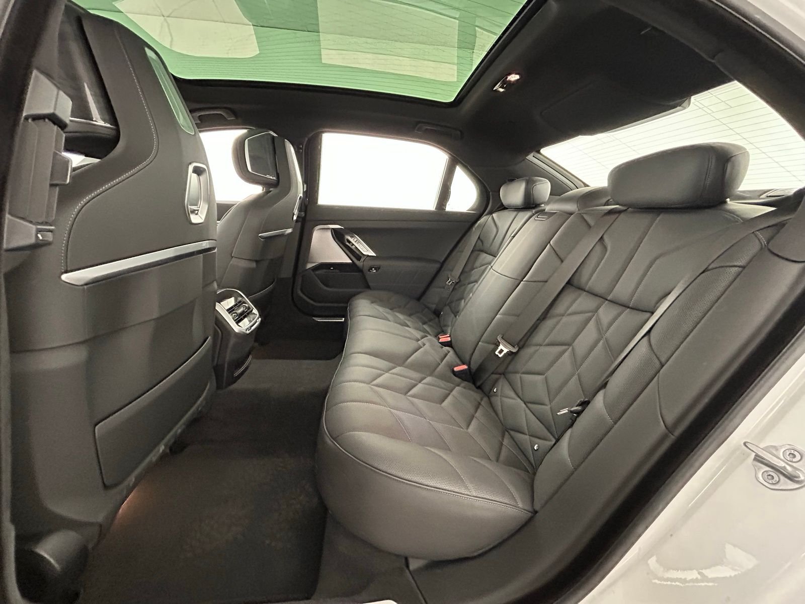 New 2026 Mineral White Metallic BMW 750e xDrive image 32