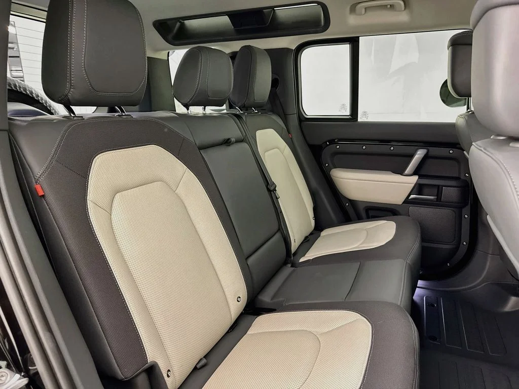 Used 2024 Black Land Rover X-Dynamic SE image 28