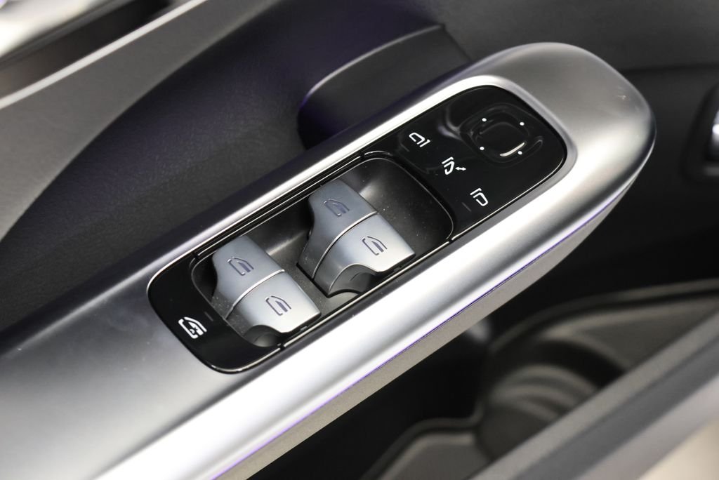 New 2026 MANUFAKTUR Moonlight White Metallic Mercedes-Benz C 300 image 34