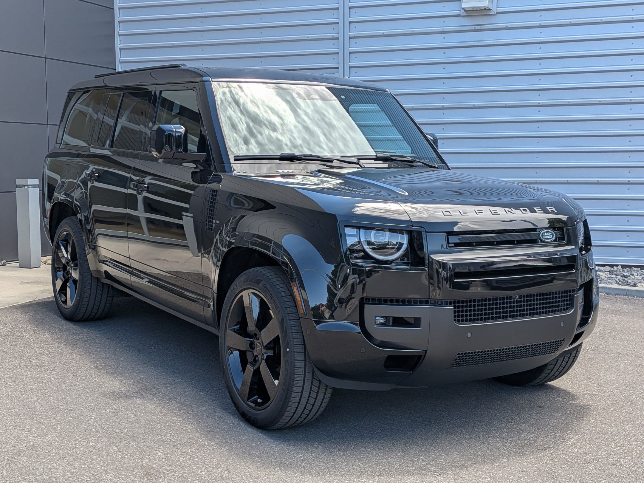 New 2026 Santorini Black Land Rover P400 X-Dynamic SE image 3