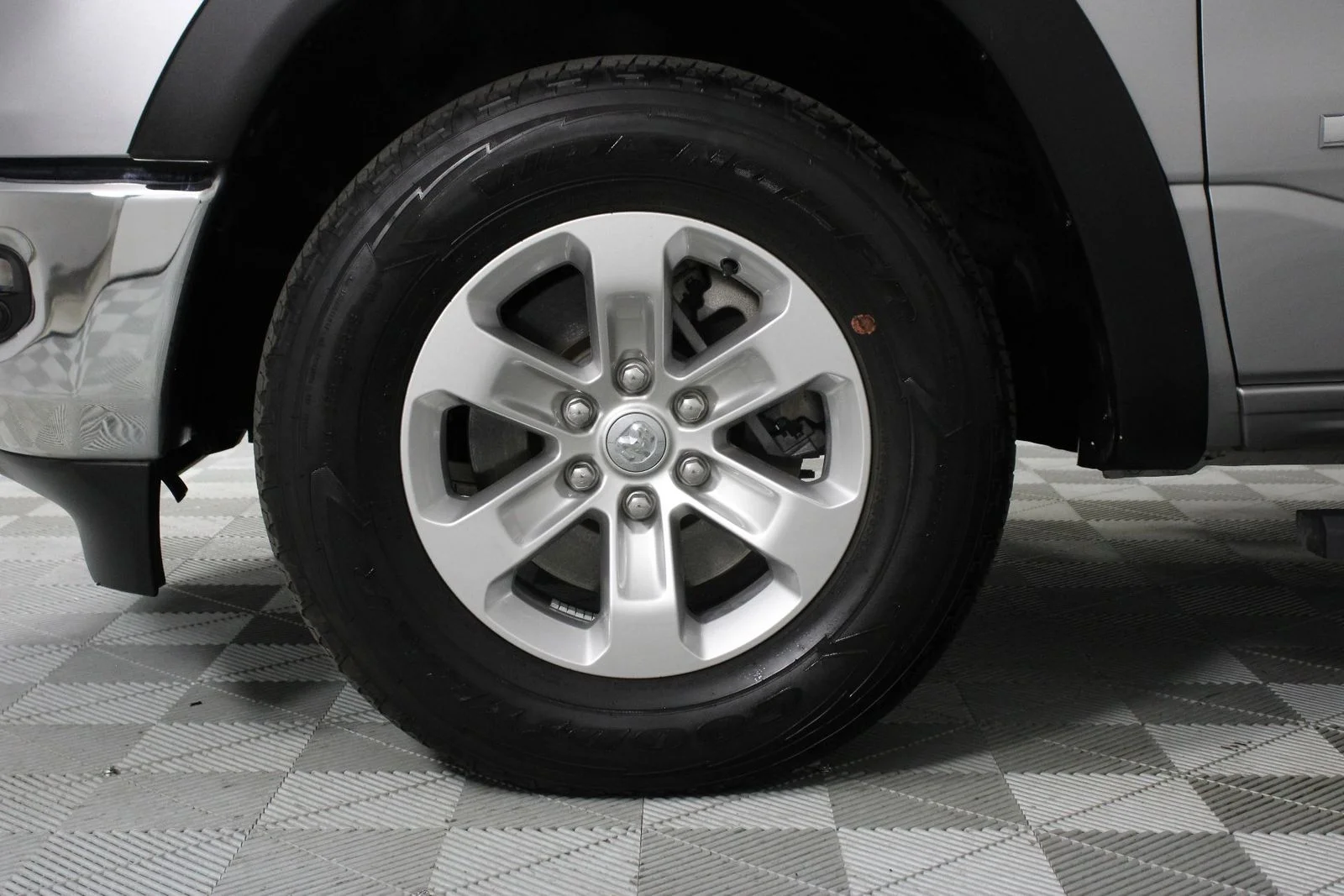 Used 2023 Billet Silver Metallic Clearcoat Ram Laramie image 26