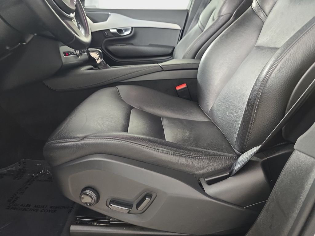Used 2017 Bright Silver Metallic Volvo T6 Momentum image 32