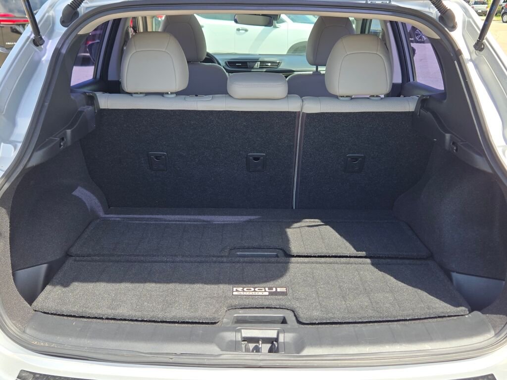 Used 2018 Silver Nissan SL image 13