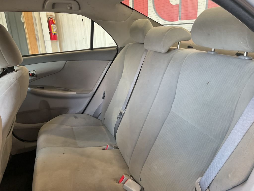 Used 2010  Toyota LE image 19