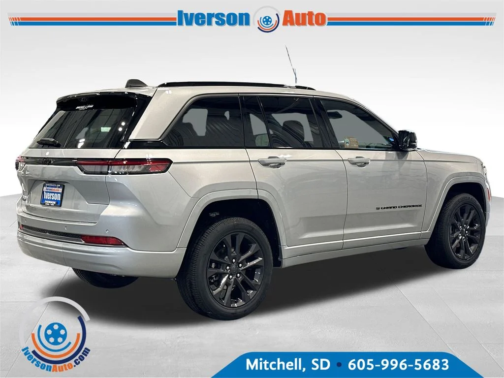 New 2026 Silver Zynith Exterior Paint Jeep Limited Reserve image 7
