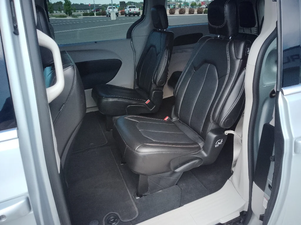 Used 2024 Silver Mist Clearcoat Chrysler Touring L image 9