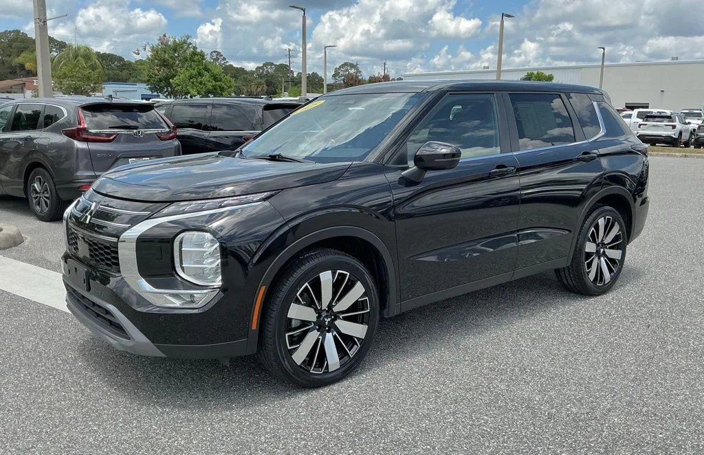 Used 2025  Mitsubishi SE image 1